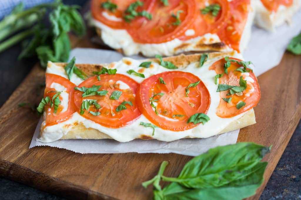 Beyaz Peynirli Domatesli Fesleğenli Tost