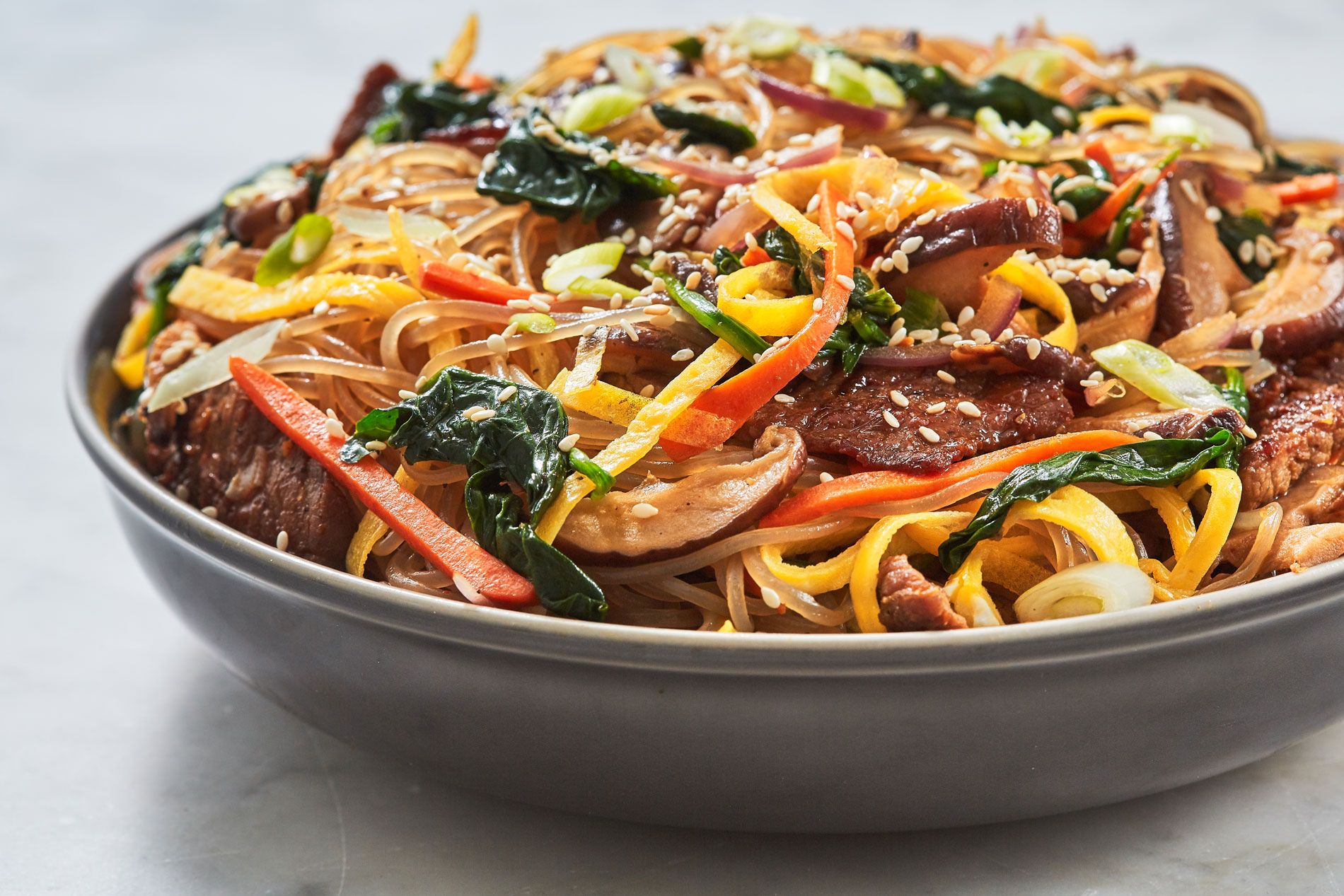 Sebzeli Etli Makarna (Japchae)