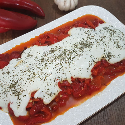 Yoğurtlu Közlenmiş Kırmızı Biber Salatası