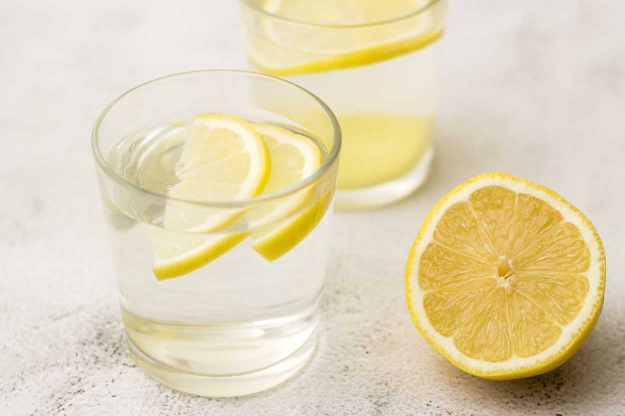 Limon ve su bir araya gelince öyle faydalar sağlıyor ki.. İşte limonlu su mucizesi