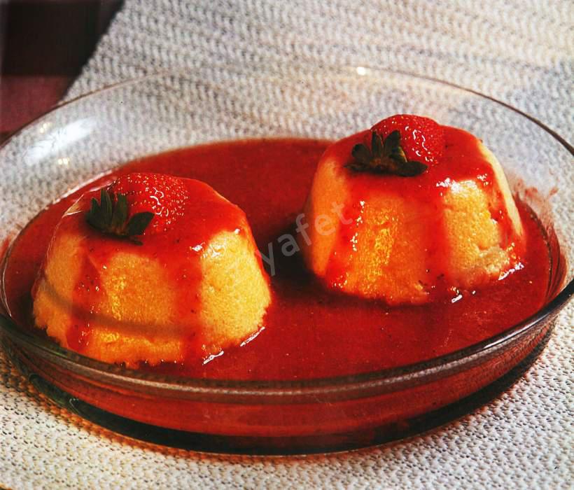 Çilek Soslu İrmik Tatlısı