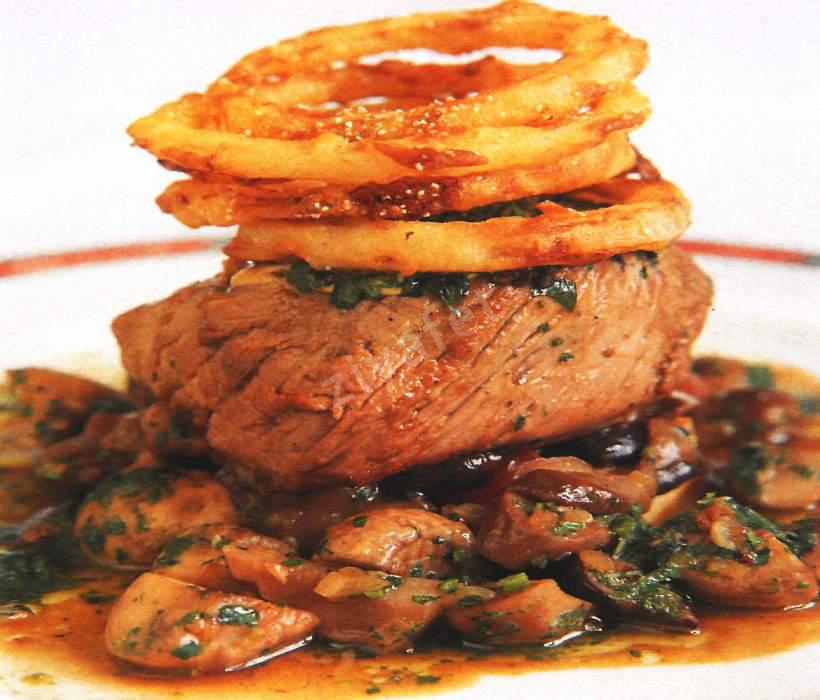 Kızarmış Soğan ve Mantarlı Biftek