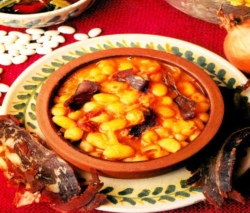 Güveçte Pastırmalı Kuru Fasulye