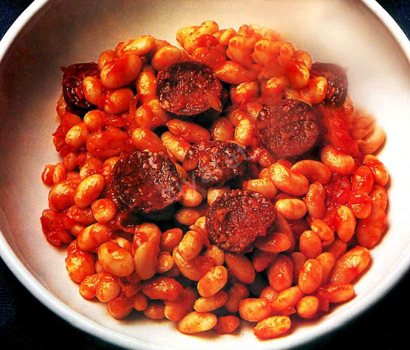 Güveçte Sucuklu Kuru Fasulye