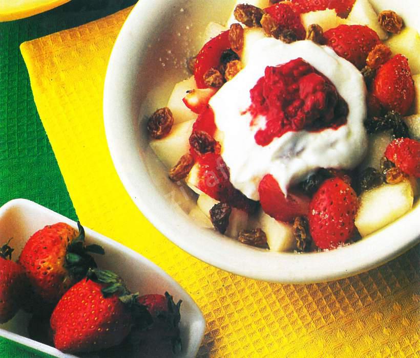 Kırmızı Meyveli Yoğurt