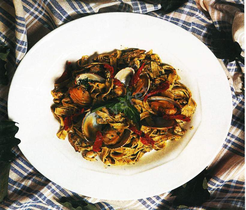 Kum Midyeli ve Pestolu Fettucine