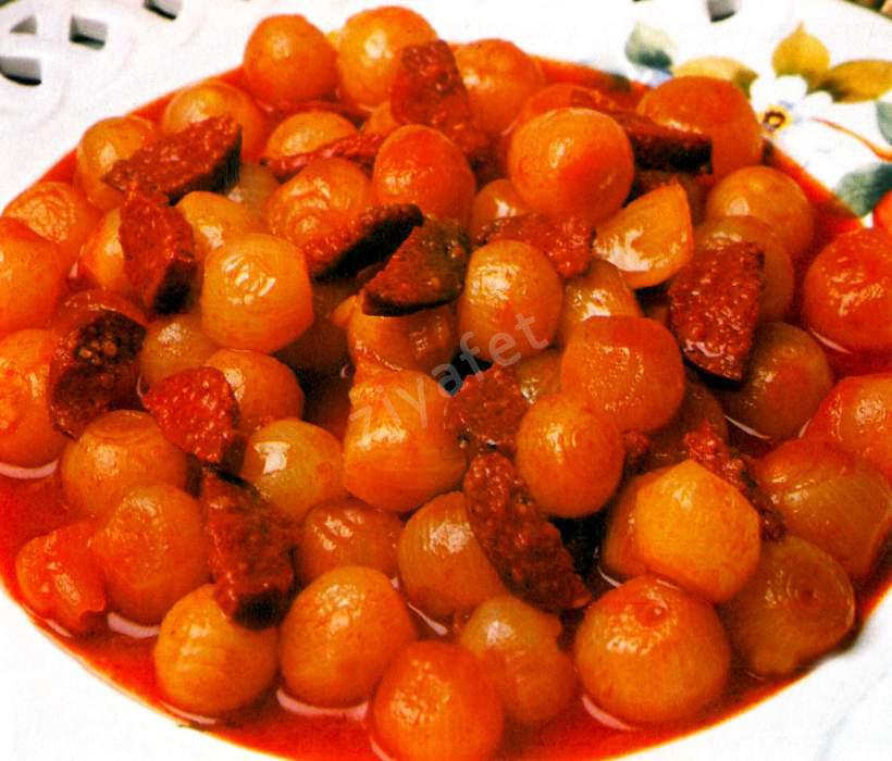 Sucuklu Soğan Yahnisi