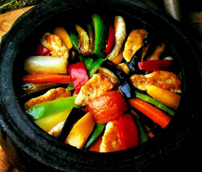 Tavuk Etli Güveçte Türlü 