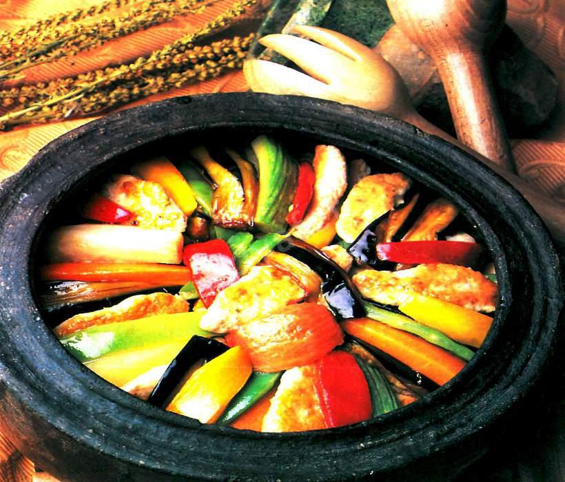 Tavuk Etli Türlü Güveç 