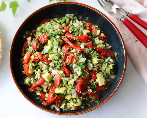 Avokadolu Közlenmiş Biber Salatası