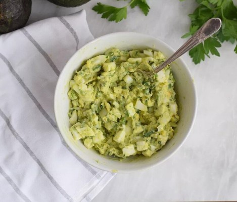 Avokadolu Yumurta Salatası