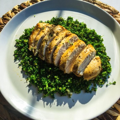 Brokoli Yatağında Limonlu Tavuk