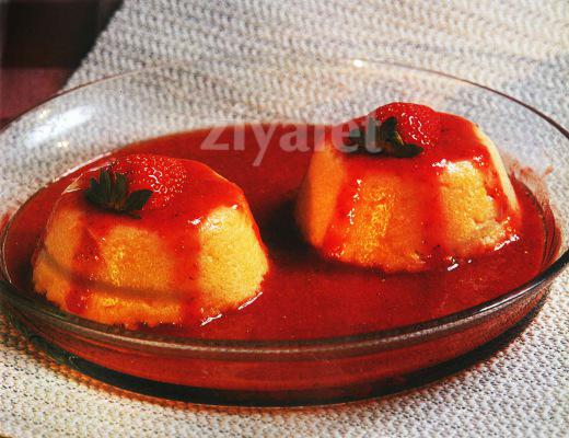 Çilek Soslu İrmik Tatlısı