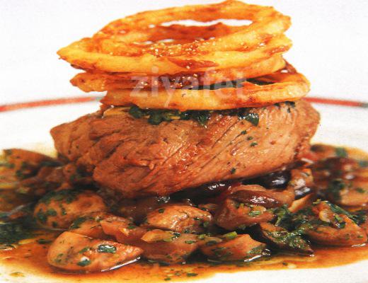 Kızarmış Soğan ve Mantarlı Biftek