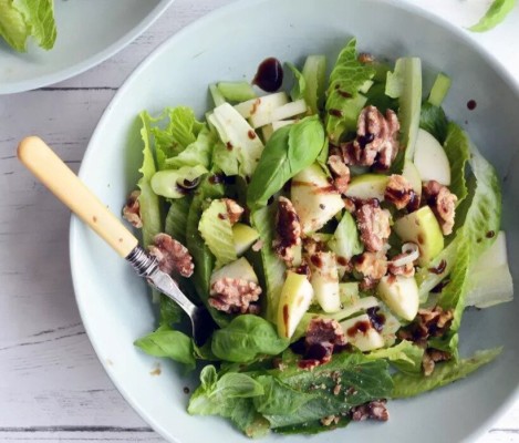 Elmalı Cevizli Salata