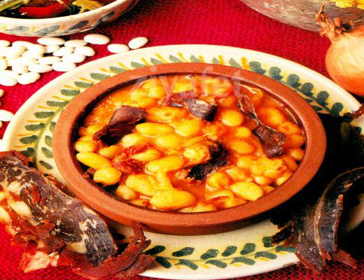 Güveçte Pastırmalı Kuru Fasulye