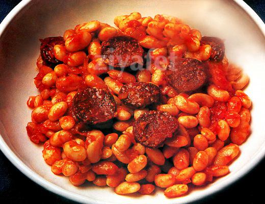 Güveçte Sucuklu Kuru Fasulye