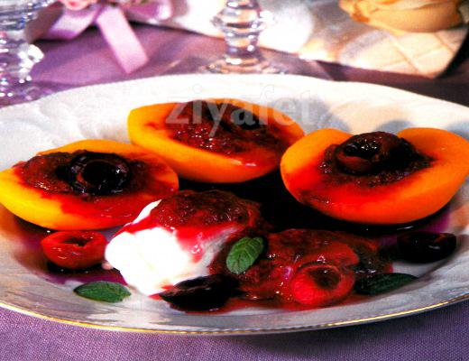 Kiraz Soslu ve Dondurmalı Şeftali