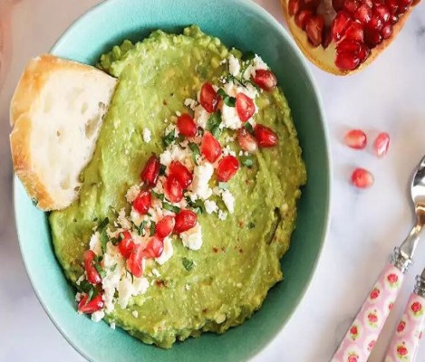 Peynirli Avokado Salatası