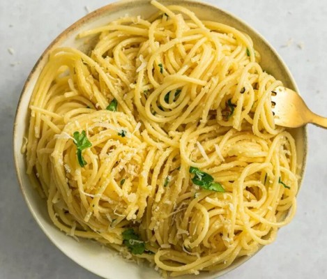 Sarımsaklı Peynirli Makarna