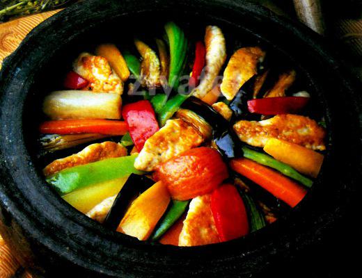 Tavuk Etli Güveçte Türlü 